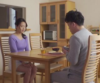 Con trai lén lút xxx mẹ kế